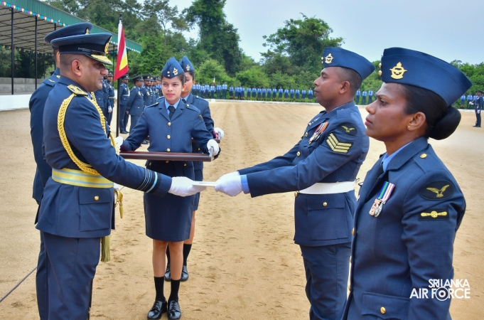 COMMANDER’S INSPECION AT SLAF REGIMENTAL TRAINING CENTRE AMPARA