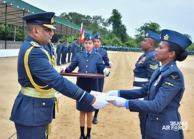 COMMANDER’S INSPECION AT SLAF REGIMENTAL TRAINING CENTRE AMPARA