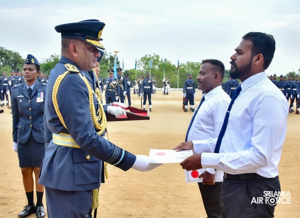 COMMANDER’S INSPECION AT SLAF REGIMENTAL TRAINING CENTRE AMPARA