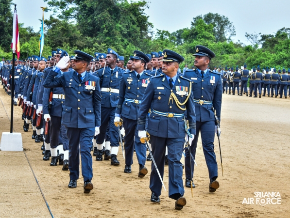 COMMANDER’S INSPECION AT SLAF REGIMENTAL TRAINING CENTRE AMPARA