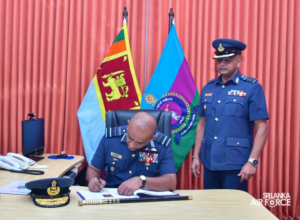 COMMANDER’S INSPECION AT SLAF REGIMENTAL TRAINING CENTRE AMPARA