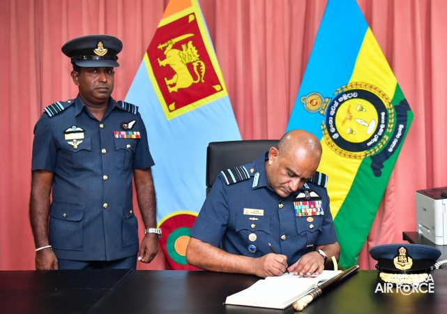 COMMANDER’S INSPECION AT SLAF REGIMENTAL TRAINING CENTRE AMPARA