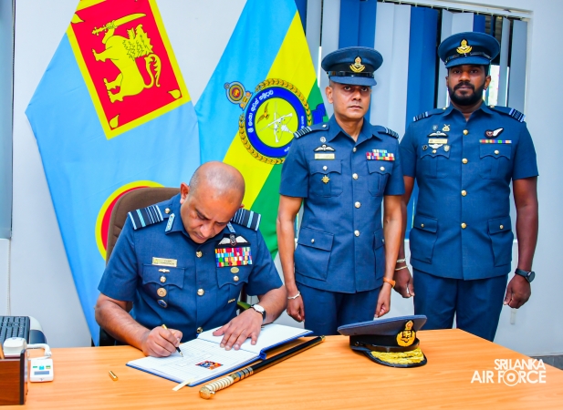 COMMANDER’S INSPECION AT SLAF REGIMENTAL TRAINING CENTRE AMPARA