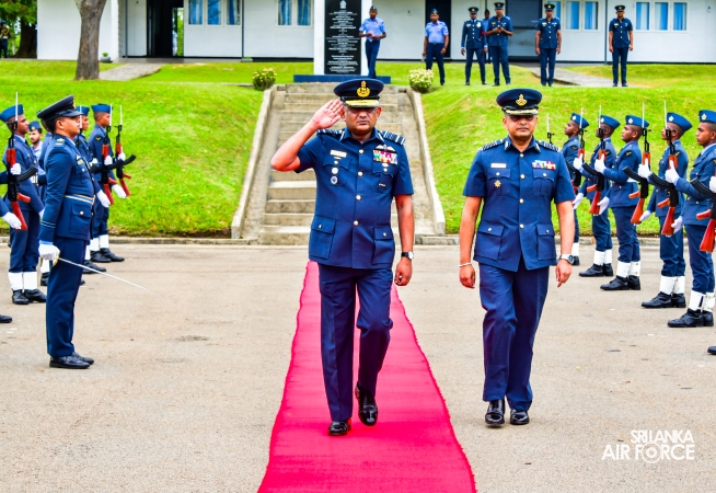 COMMANDER’S INSPECION AT SLAF REGIMENTAL TRAINING CENTRE AMPARA