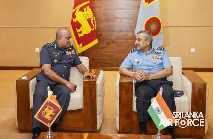 CHIEF OF
INTEGRATED DEFENCE STAFF TO THE CHAIRMAN CHIEFS OF STAFF COMMITTEE CALLS
ON THE COMMANDER