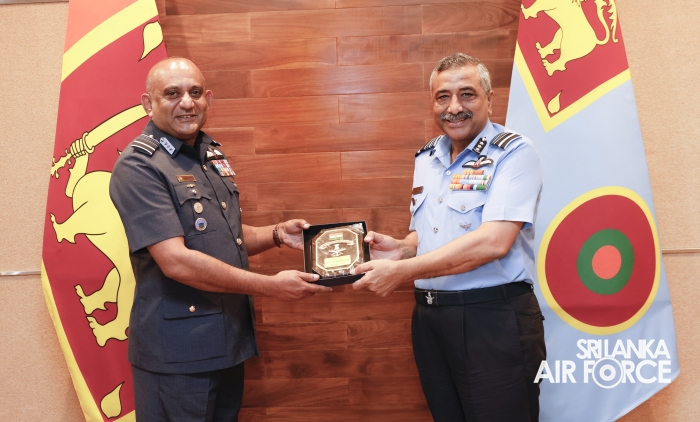 CHIEF OF
INTEGRATED DEFENCE STAFF TO THE CHAIRMAN CHIEFS OF STAFF COMMITTEE CALLS
ON THE COMMANDER