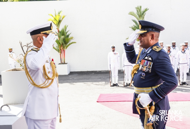 SLAF COMMANDER CALLS ON THE COMMANDER OF THE NAVY