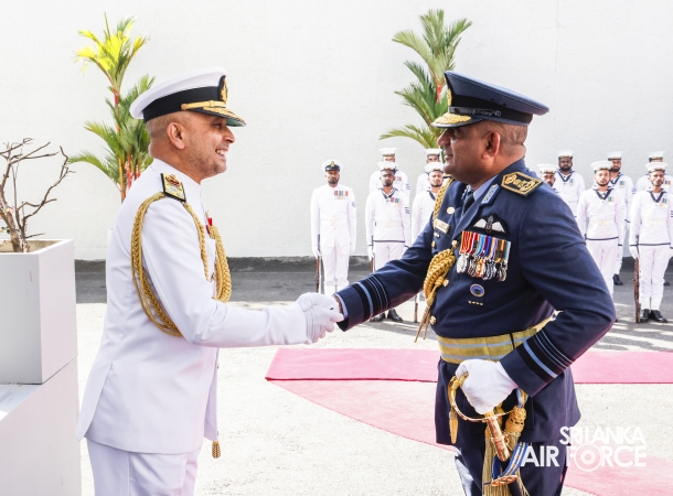 SLAF COMMANDER CALLS ON THE COMMANDER OF THE NAVY
