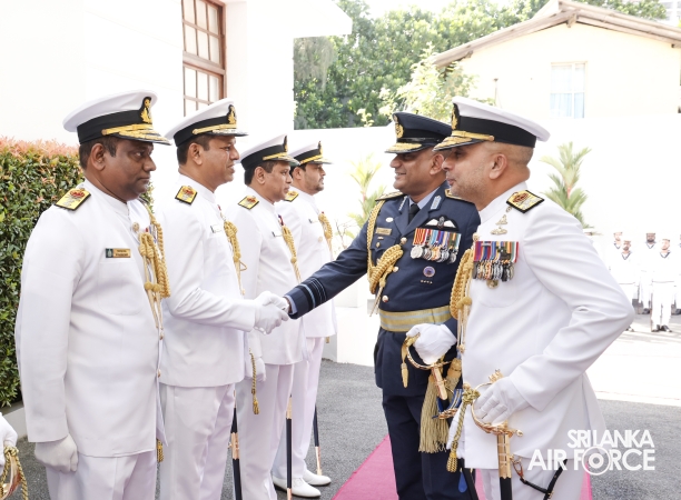 SLAF COMMANDER CALLS ON THE COMMANDER OF THE NAVY
