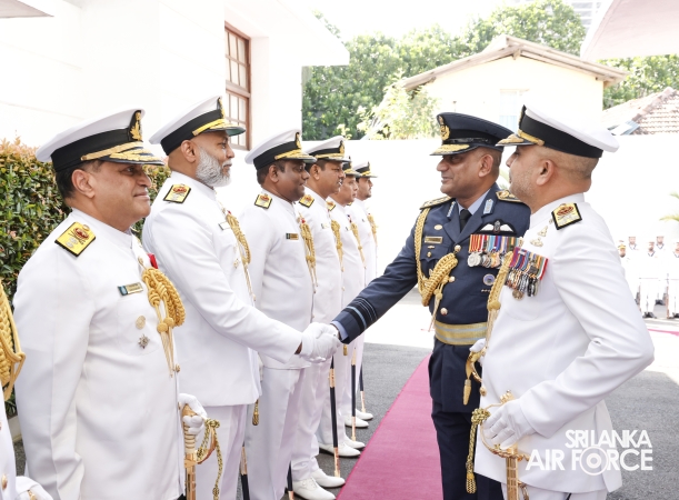 SLAF COMMANDER CALLS ON THE COMMANDER OF THE NAVY