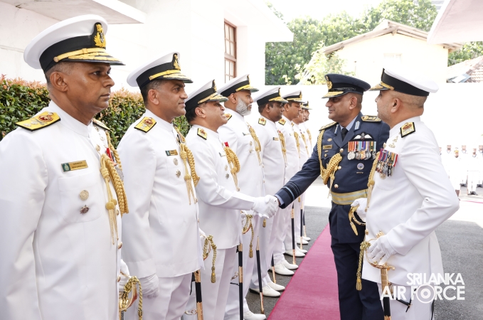 SLAF COMMANDER CALLS ON THE COMMANDER OF THE NAVY