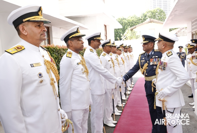 SLAF COMMANDER CALLS ON THE COMMANDER OF THE NAVY