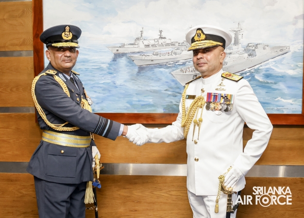 SLAF COMMANDER CALLS ON THE COMMANDER OF THE NAVY