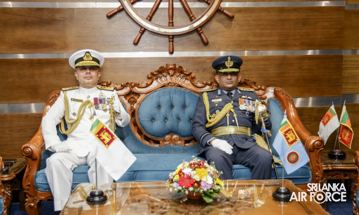 SLAF COMMANDER CALLS ON THE COMMANDER OF THE NAVY