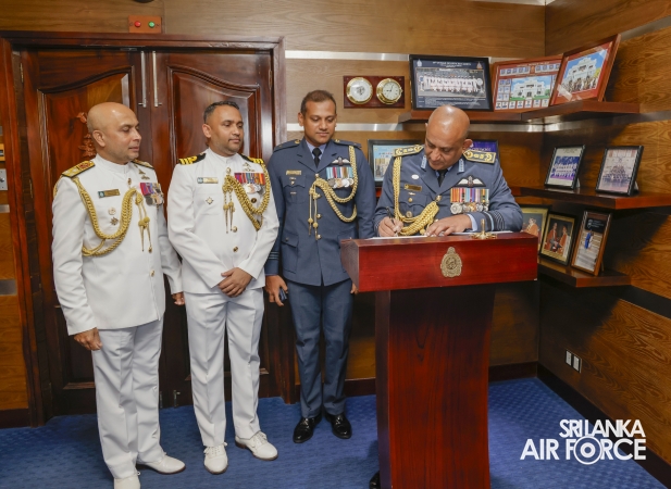 SLAF COMMANDER CALLS ON THE COMMANDER OF THE NAVY