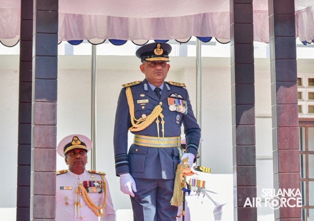 SLAF COMMANDER CALLS ON THE COMMANDER OF THE NAVY