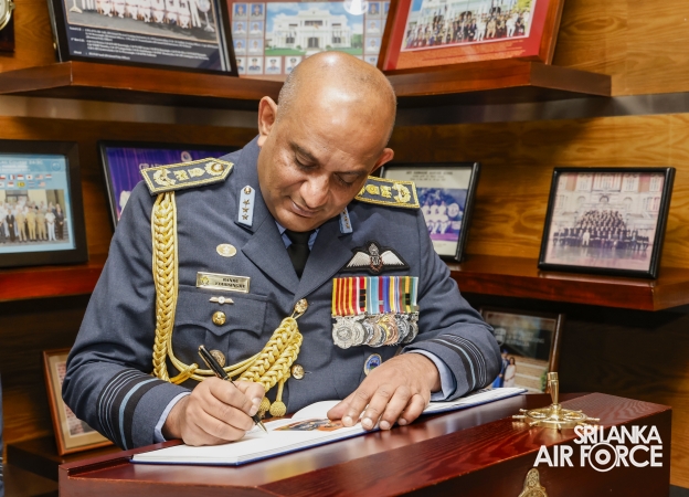 SLAF COMMANDER CALLS ON THE COMMANDER OF THE NAVY