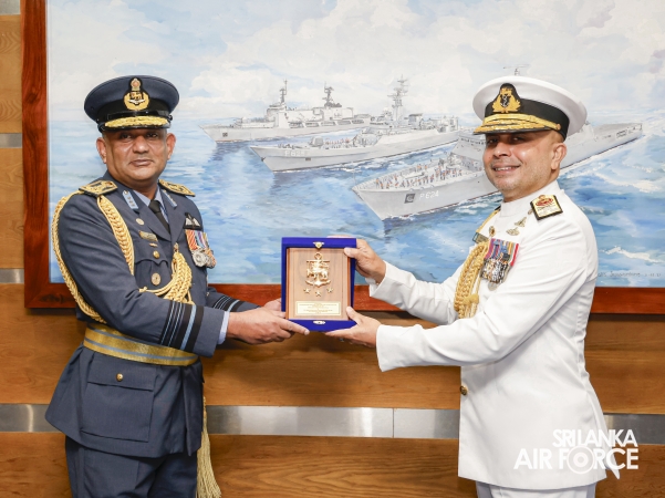 SLAF COMMANDER CALLS ON THE COMMANDER OF THE NAVY