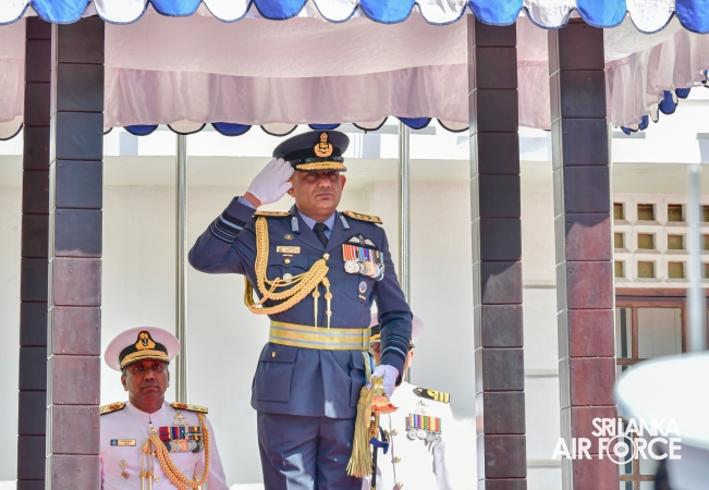 SLAF COMMANDER CALLS ON THE COMMANDER OF THE NAVY