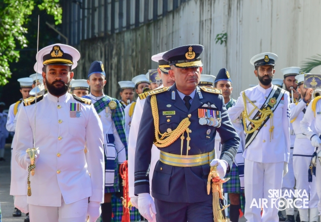 SLAF COMMANDER CALLS ON THE COMMANDER OF THE NAVY