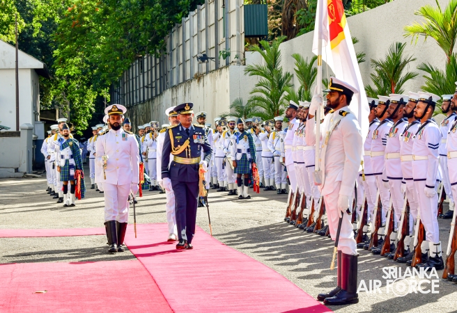 SLAF COMMANDER CALLS ON THE COMMANDER OF THE NAVY