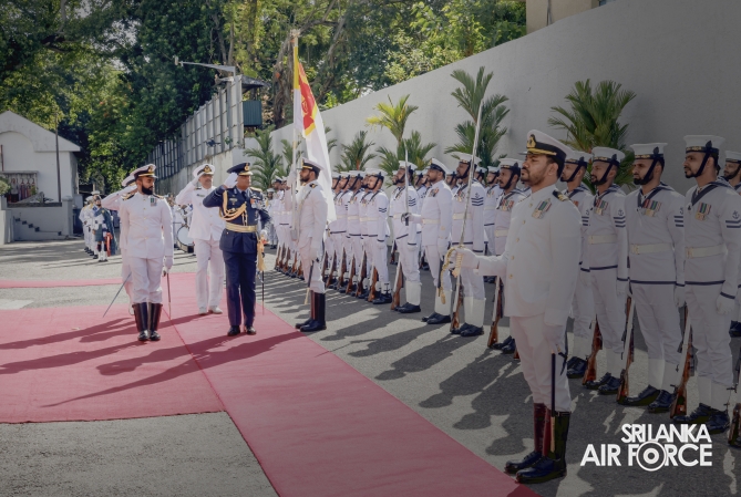 SLAF COMMANDER CALLS ON THE COMMANDER OF THE NAVY