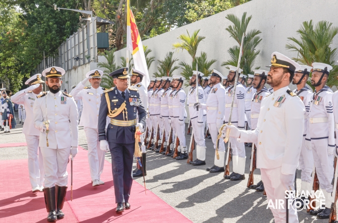 SLAF COMMANDER CALLS ON THE COMMANDER OF THE NAVY