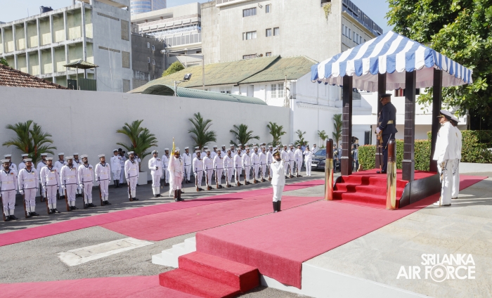 SLAF COMMANDER CALLS ON THE COMMANDER OF THE NAVY