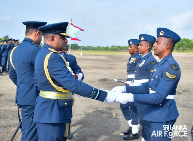 ANNUAL
COMMANDER'S INSPECTION AT SLAF BASE VAVUNIYA