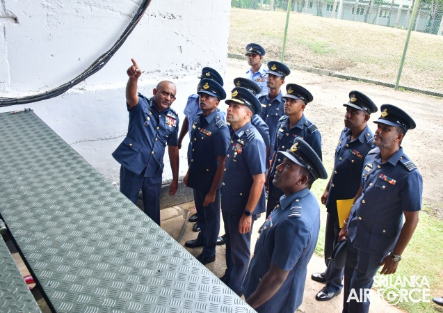 ANNUAL
COMMANDER'S INSPECTION AT SLAF BASE VAVUNIYA