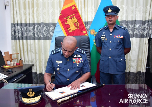 ANNUAL
COMMANDER'S INSPECTION AT SLAF BASE VAVUNIYA